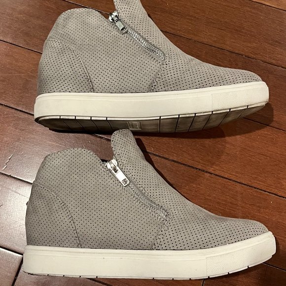 CUSHIONAIRE Women's Hart Hidden Wedge Sneaker - Picture 3 of 8